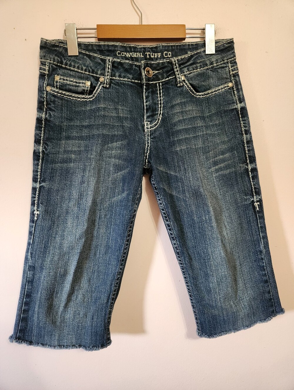 Cowgirl Tuff Co Don't Fence Me In Bling Denim Bermuda Shorts Frayed Hem Size 28